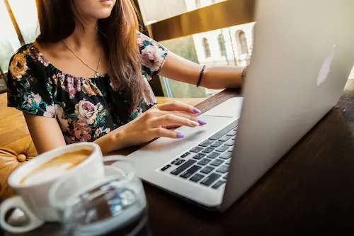 Una chica trabajando en la computadora