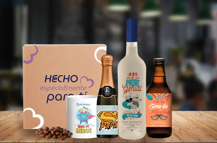 Pisco, cerveza, espumante y taza personalizada con frases y dibujos por el día del padre.