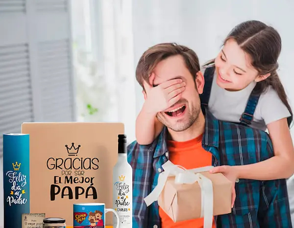 Hija regalando obsequio a su papá y box personalizado.