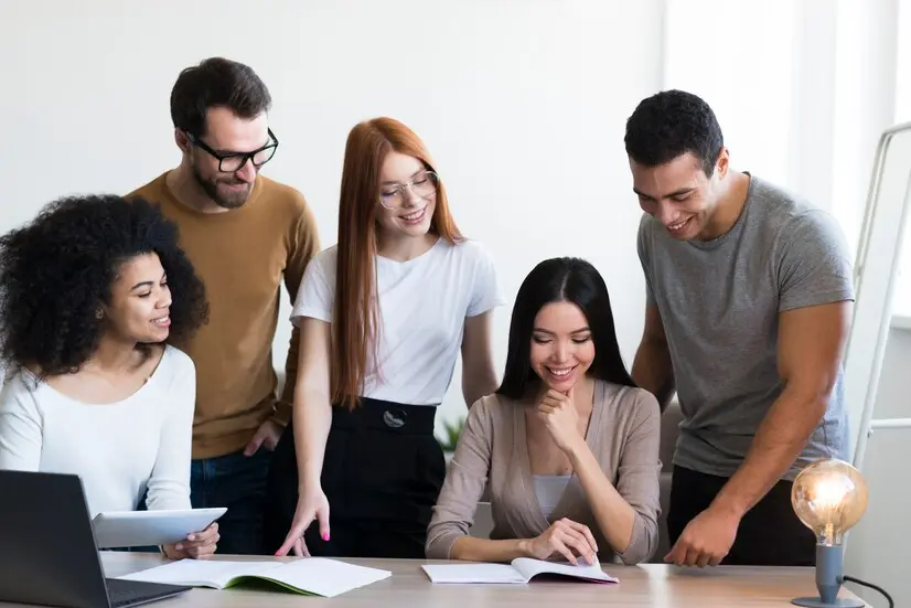 Trabajo en equipo junta de personas