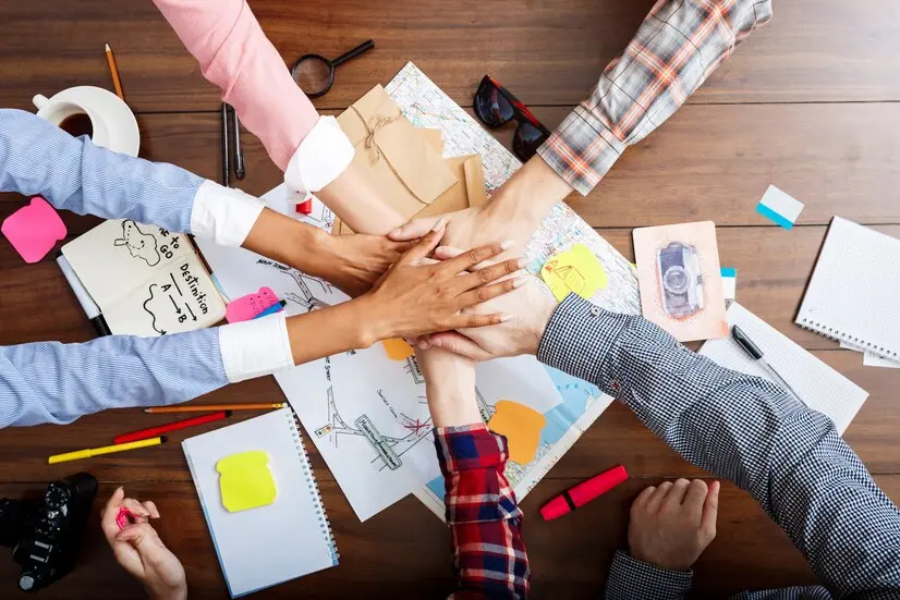 Trabajo en equipo manos unidas