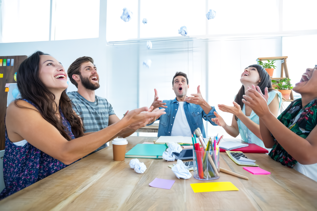 dinámicas de integración divertidas jovenes en una mesa