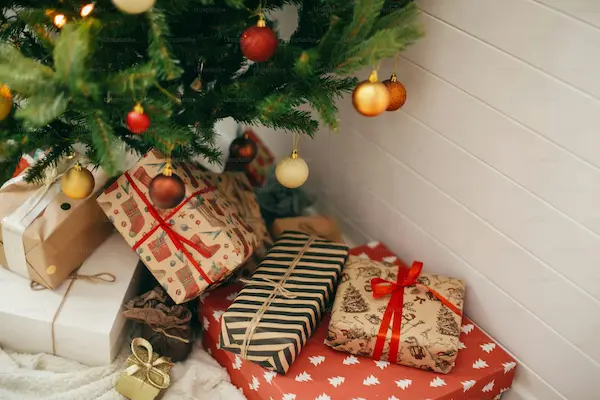 regalos navideños bajo el arbol