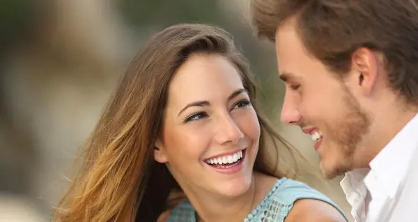 Un hombre enamorado con comunicaciones directa
