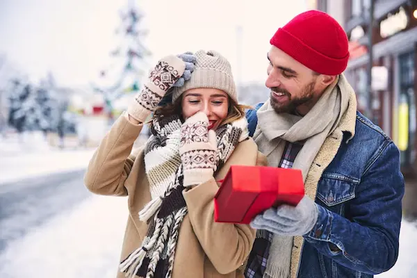 Un hombre enamorado soprender con un obsequio