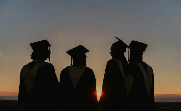 chicos con opciones de nombres de graduaciones 2025.