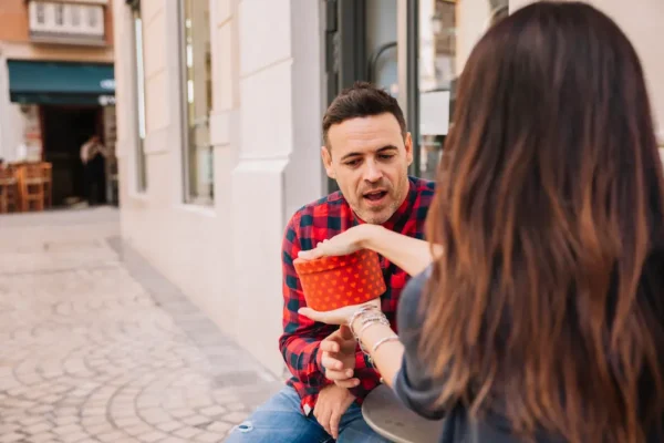 Mujer enseñando regalo a novio