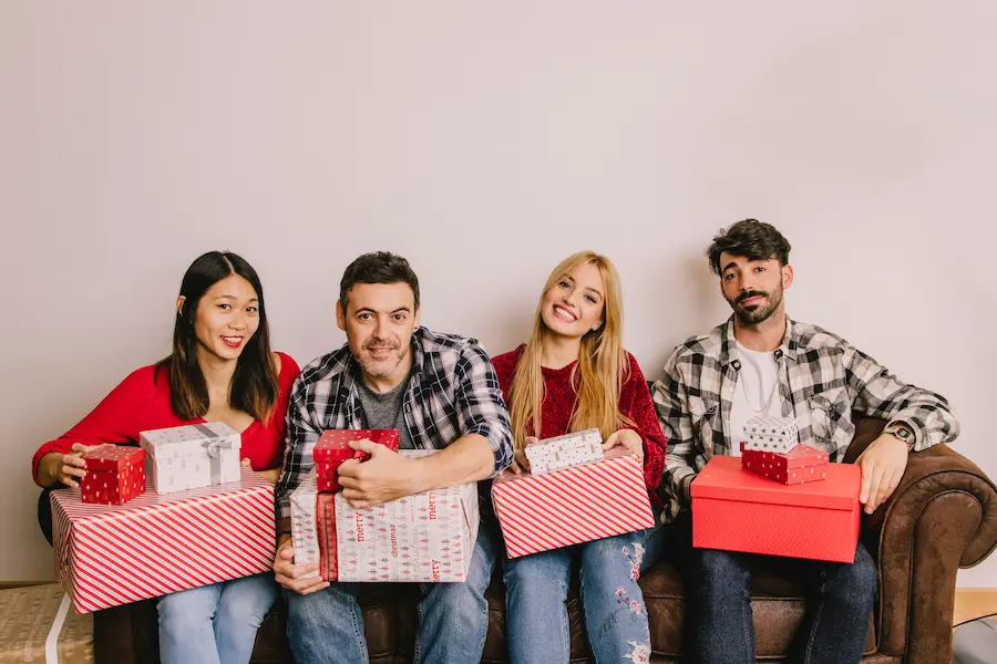 amigos-en-sofa-con-regalos