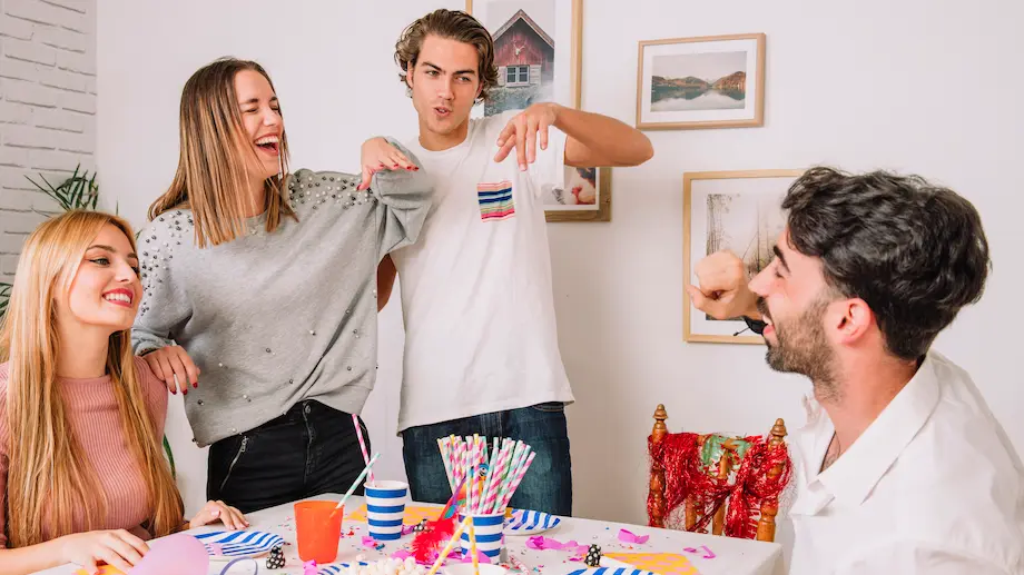 cuatro-amigos-en-celebracion-de-cumpleanos