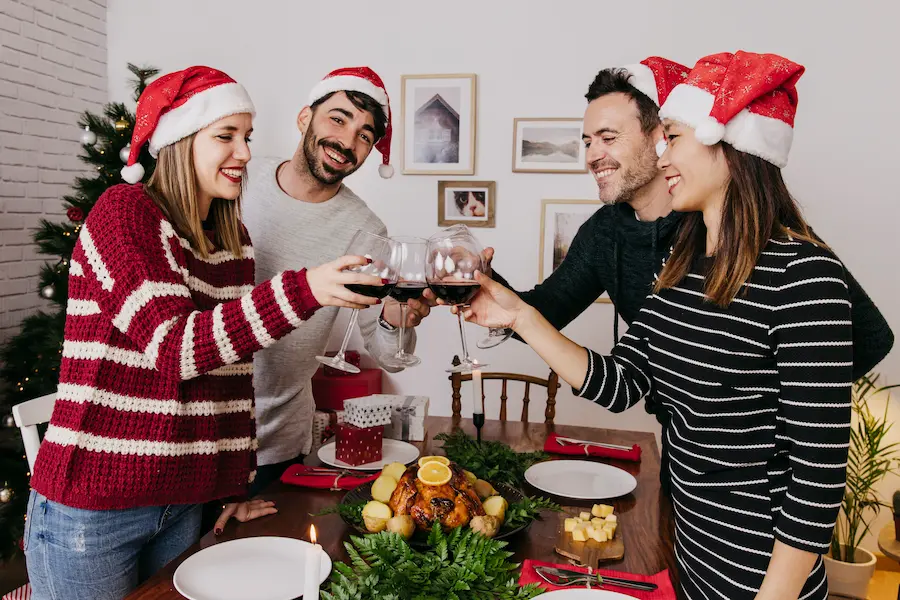 cuatro-amigos-en-cena-de-navidad