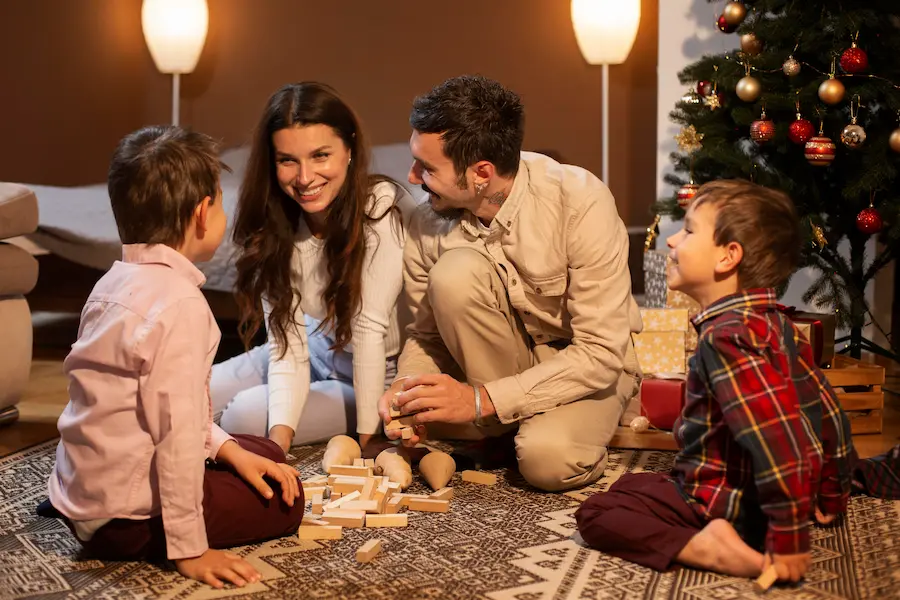 hermosa-familia-celebrando-la-navidad-juntos