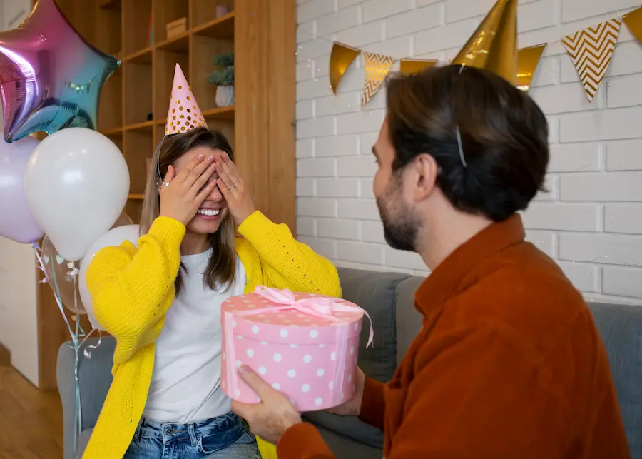 pareja-celebrando-cumpleanos