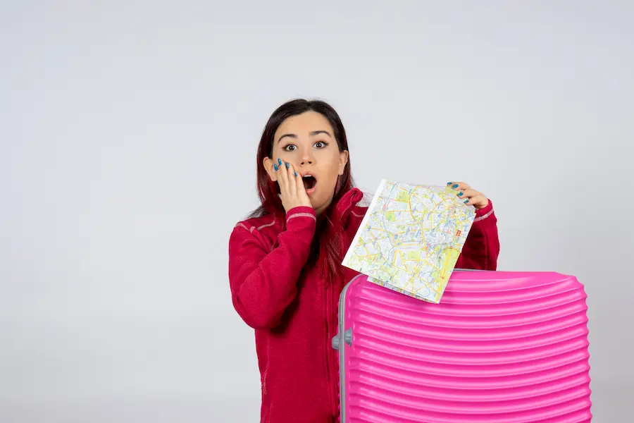 persona sorprendida por un viaje