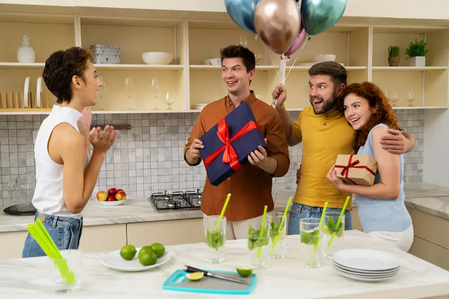 personas-sonrientes-con-regalos