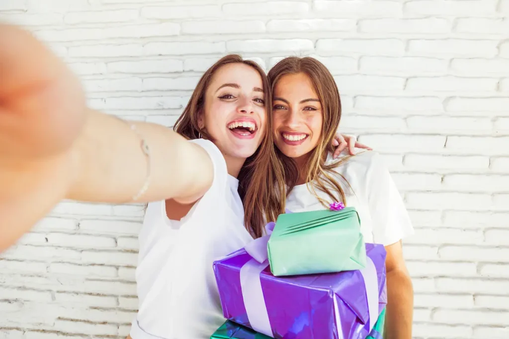 dos amigas felices con regalos de cumpleaños
