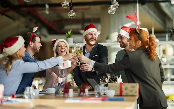 El valor simbólico de dar en el entorno laboral-en la navidad corporativa