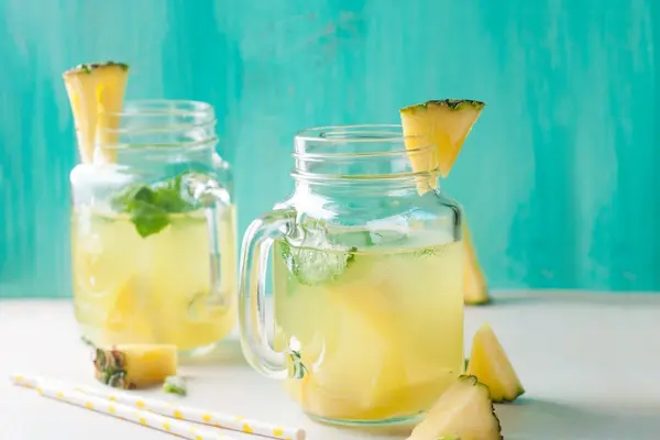 Refresco de piña con hierbabuena