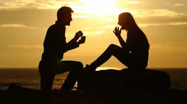 ideas-para-pedir-la-mano-en-el-atardecer-en-la-playa