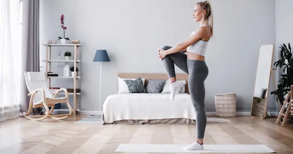 Elevación alternada de piernas - pausas activas
