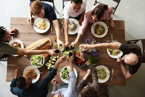Almuerzo temático con menú equilibrado