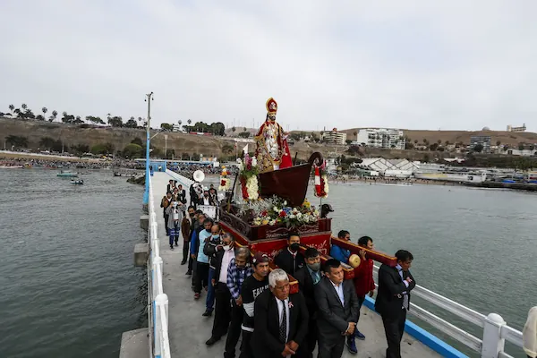 Visitar una procesión o actividad comunitaria