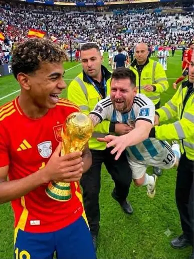 2. Yamal con la copa y Messi intentando recuperarla-