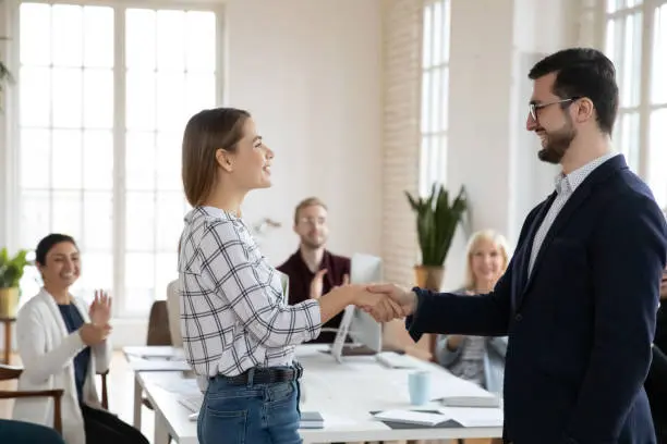 Qué debes considerar antes de elegir una forma de reconocimiento para tu equipo