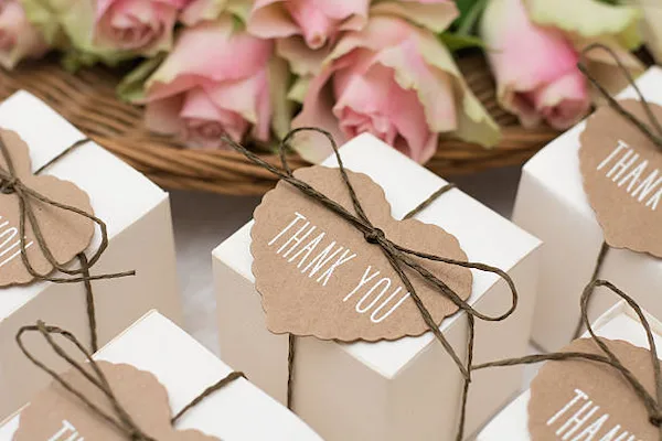 Mesa decorada con recuerdos para despedida de soltera y accesorios conmemorativos para las invitadas.